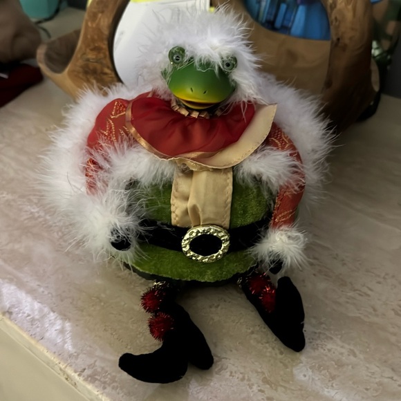 Holiday Christmas Frog in santa suit - Picture 1 of 3